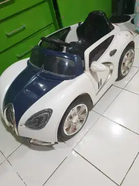 Mobil mainan aki bekas