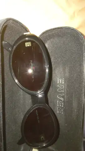 Dijual kacamata cewek masih bagus brended