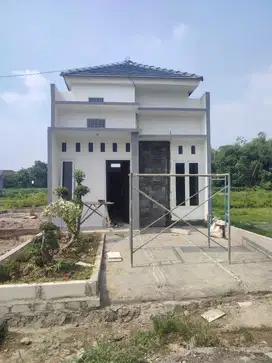 Rumah strategis di raya taman murah