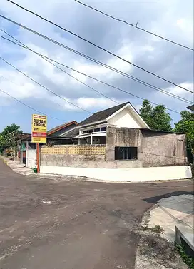 Rumah Hook Akses Jalan Aspal di Selomartani