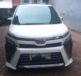 Toyota Voxy 2.0 2017 AT
