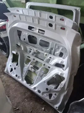 Pintu bagasi mobil Xpander