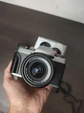 Fujifilm XT-100 Lens Kit (Like New) Minim Pemakaian