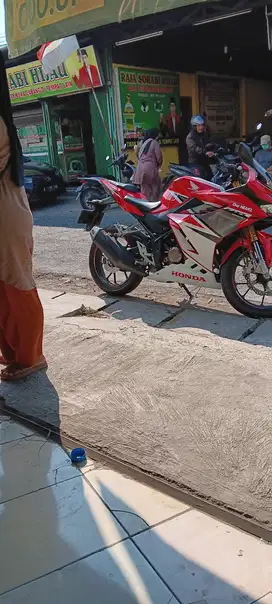 Jual cbr150r th 2021 pajak on sampe bulan 8 surat surat komplit.