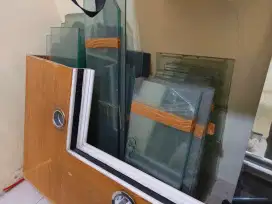 Kaca bekas pajangan rak toko