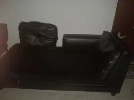sofa kulit hitam