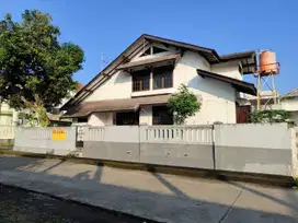 Rumah Klasik HOEK 315m di Komplek Megapolitan Cinere Depok