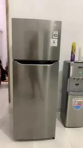 KULKAS LG 2 PINTU SMART INVERTER 235 LITER