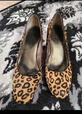 sepatu heals macan