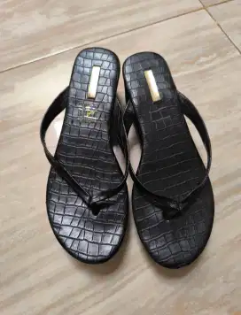 sandal hitam urban n co