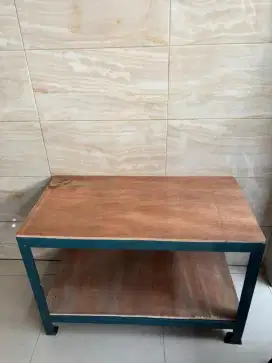 Rak meja besi padat