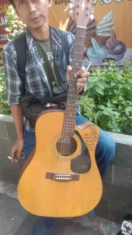 Dijual cepat guitar akustik merk osmond. Minus sarung tdk ad