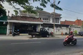 Rumah 2Lt Plus Ruang Usaha Strategis Tepi Jl Ramai Surakarta