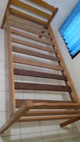 Tempat Tidur Single