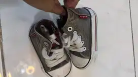 Sepatu anak levis
