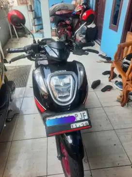 Di jual Motor honda Genio warna merah hitam