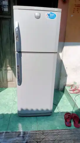 Kulkas 2 pintu merek LG