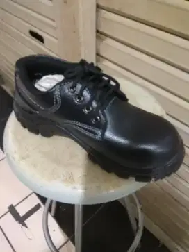 Sepatu safety uniseks