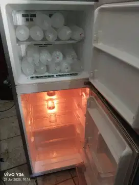 Di jual cepat kulkas 2 pintu merk LG plus antar