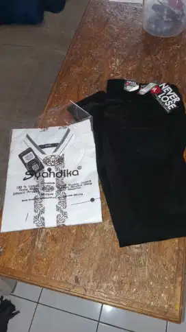 Baju koko dan celana.  Ukuran M dan 37
