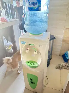 Dispenser air panas dan dingin