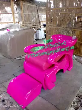 kursi keramas tiduran bahan fiberglass warna pink