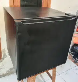 KULKAS MINIBAR SANYO MULUS BEKU DINGIN