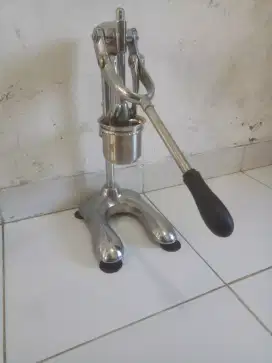 Alat potong kentang manual