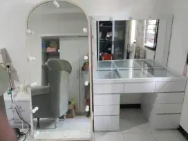 Meja rias dan cermin rias standing berdiri