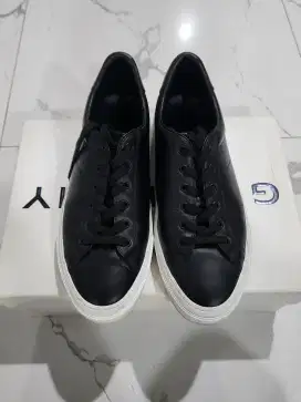 Sepatu Sneakers Givenchy Original Size 43