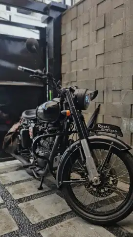Royal Enfield Classic 500 Stealth Black