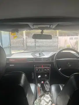 Mercedes-Benz E300 1988 Bensin