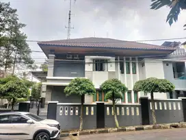 Rumah Mewah Semi Furnished Posisi Hook di GegerKalong Bandung