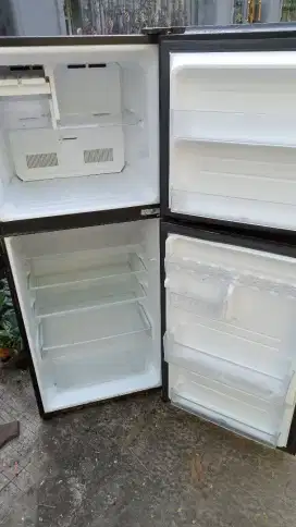 Di jual kulkas 2 pintu merk Sharp
