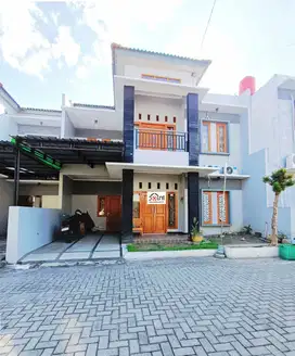 rumah 2 lantqi bagus bersih full furnish dekat UMS dqn bandara