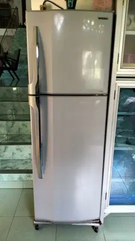 Kulkas 2 pintu toshiba