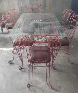 Meja makan besi