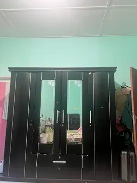 Lemari baju bekas