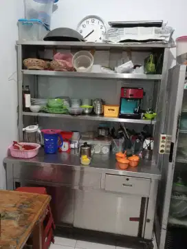 Etalase jualan makanan