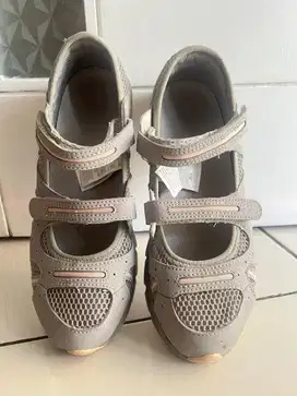 Sepatu Antislip Essensole