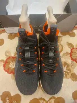 Sepatu basket Nike
