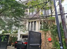 Rumah Mewah 3 Lantai, lingkungan Asri Di Tebet Utara