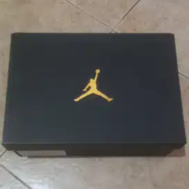 Box/Dus sepatu Air Jordan size 9.