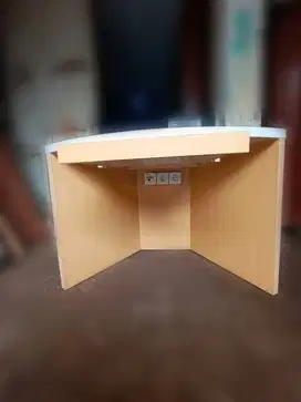 Meja Komputer bentuk Prisma Partikel