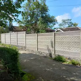 Pagar panel dan kawat duri