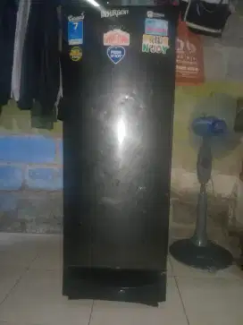 Kulkas merk AQUA.1 PINTU VOLUME BESAR