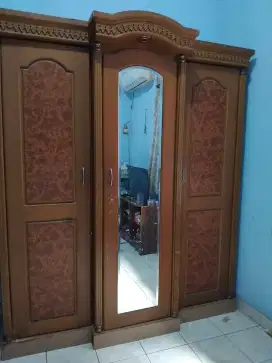 Luar lemari kokoh