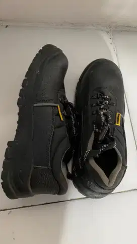 Dijual sepatu Krisbow size 40