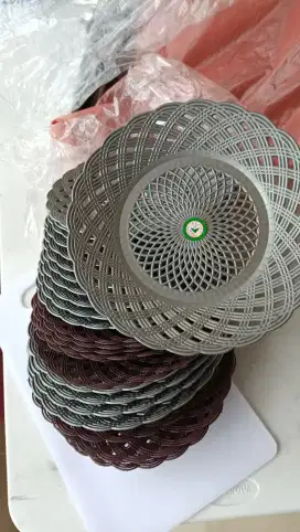 Piring rotan plastik + alas kertas