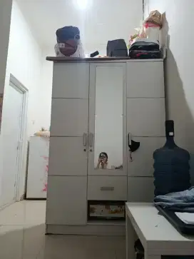Lemari Baju Tiga Pintu